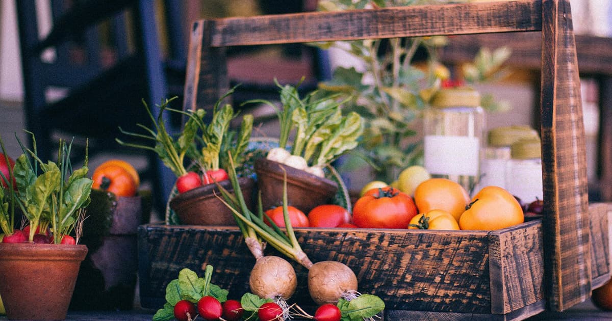 Femme fatiguée appuyée sur une table avec des aliments biologiques